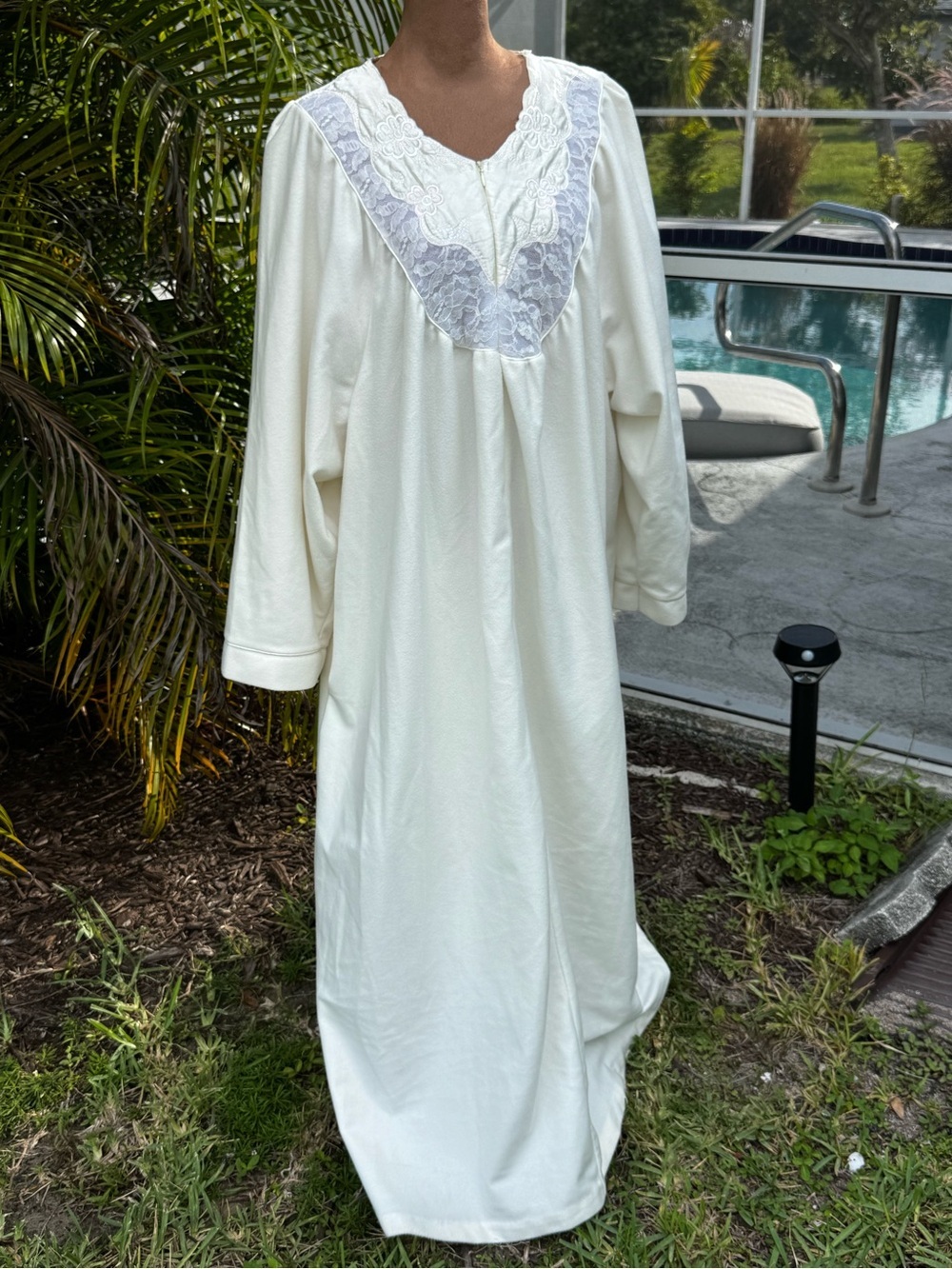 Vtg Lindsay Sarah Off-White lace trim zip up flannel house dress with pockets 3X